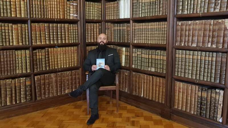 Livro do filósofo Fabiano de Abreu passa a integrar a Biblioteca da Universidade de Coimbra A tradicional universidade européia, fundada em 1290, inclui no seu catálogo de livros de filosofia a obra “Viver pode não ser tão ruim”, do filósofo luso-brasileiro