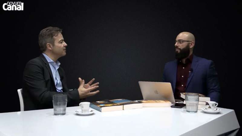 Fabiano de Abreu conversa no 'Mesa Filosófica' com Alberto Santos no Novum Canal sobre homossexualidade O filósofo e jornalista Fabiano de Abreu estreou-se nesta quinta-feira(4) em seu programa na TV portuguesa, chamado ‘Mesa Filosófica’, no Novum Canal, que tem transmissão online via streaming. Fabiano