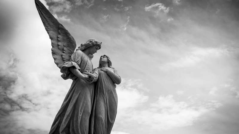 Intolerância religiosa é o resultado da limitação de conhecimento O grande problema de uma sociedade com baixo grau de estudo é: achar que sabe tudo sem procurar saber nada. Todos nós viemos de um princípio comum, assim como a religião, ou seja, sua religião pode ter o mesmo