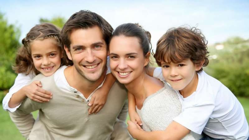 Não trabalhe tanto! Tenha responsabilidade afetiva! Seus filhos precisam mais de você, do que do seu dinheiro! Nem todo o dinheiro do mundo paga o tempo que não passará com seus filhos por conta da quantidade excessiva de trabalho que você se propõe a fazer! E um dia, quando você não tiver mais tempo, verá que