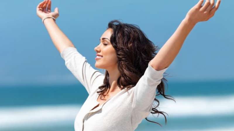 Ame a vida, faça planos, mude rotas: a vida exige que a vivamos com paixão Essa busca obrigatória pela felicidade é incentivada por diversos coaches motivacionais e também pela vida virtual. Nesta última, a maioria publica uma vida feliz inventada, que mesmo que os objetos e locais sejam