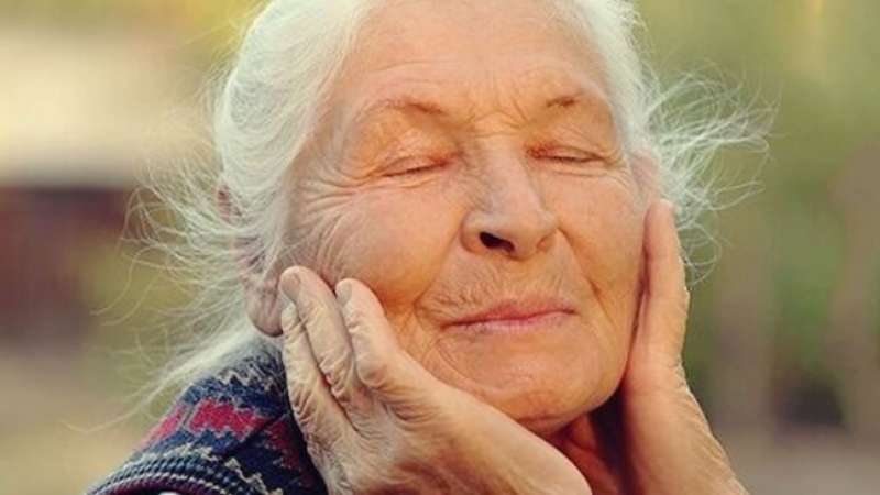 5 dicas para ter uma boa velhice A velhice não tem que ser respeitada por uma simples política cultural de educação ou de dever. A velhice tem que ser respeitada pelo simples fato de que um dia também seremos idosos.
O idoso tem que ser