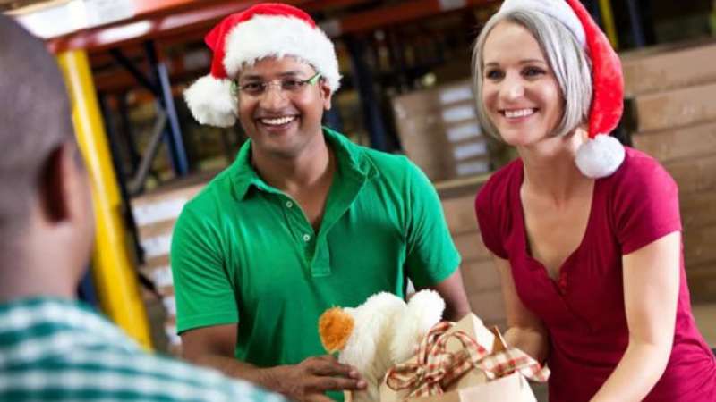O espírito do Natal tem que durar o ano inteiro Manter o espírito de Natal em termos de confraternização e solidariedade é uma estratégia inteligente para promover a própria felicidade.