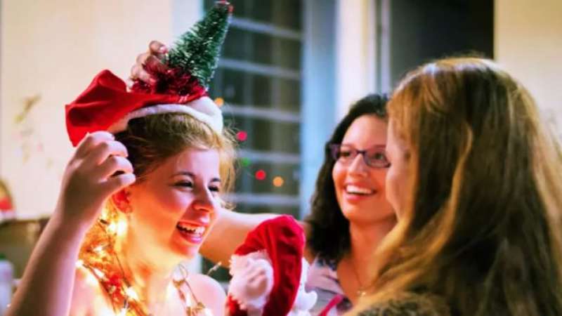 Respeite as diferentes crenças religiosas e a tradição de cada família no Natal! Existem muitas razões para celebrar o Natal. Tradicionalmente os religiosos cristãos comemoram o nascimento do menino Jesus, mas grande parte da população mundial é induzida a euforia das compras e se sente