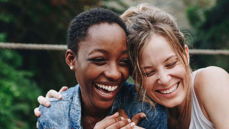 Quem é feliz não tem tempo nem vontade de prejudicar o outro Estar feliz é estar em plenitude, e estar em plenitude é estar em paz consigo e com o outro!Quem decide viver em estado de felicidade não se liberta instantaneamente dos problemas que vira e mexe surgem em sua vida, mas