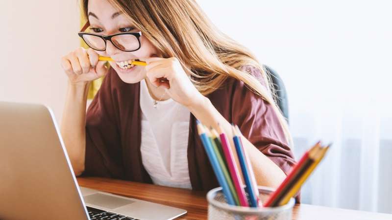 A inteligência é o resultado de como o cérebro evoluiu A pessoa mais inteligente, ao procriar, vai passar não só o seu gene intelectual, que já tinha desde o seu nascimento, como também vai passar uma parte da inteligência adquirida no seu desenvolvimento até o momento da procriação.