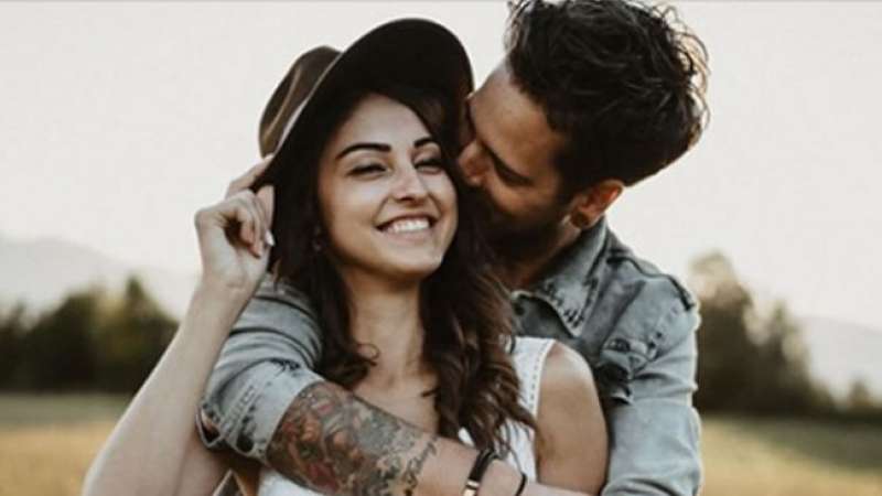 Ame com uma pitada de paixão e se apaixone com um punhado de amor! Amor é linear, contínuo, segue o fluxo dos sentimentos mais nobres que cultivamos dentro de nós. É aceitação, doação, entendimento, perdão! É receber e ser recebido no ambiente