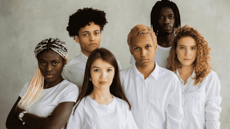 O “normal” é uma percepção individual de acordo com a personalidade Ser normal depende de diversos aspectos sociais e culturais: o que pode ser normal para um pode não ser para o outro
O que é ser normal? O que é anormal? Será que o normal realmente existe? Este é o tema abordado