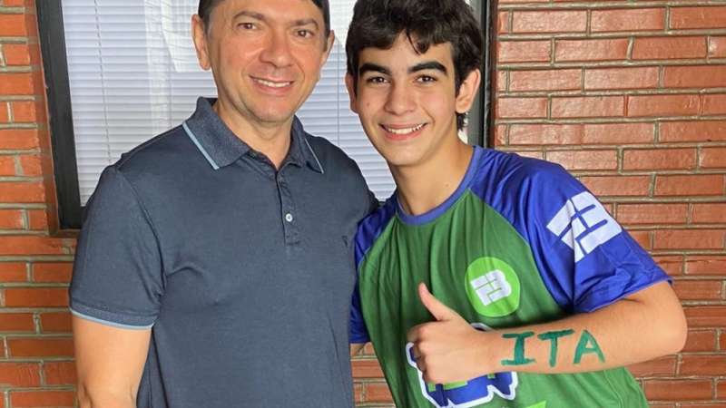 Jovem brasileiro se torna a pessoa mais nova a passar no ITA Jovem brasileiro se torna a pessoa mais nova a passar no ITA
Caio Temponi é um jovem de 14 anos que vem colecionando aprovações nos principais vestibulares e concursos do país. Mas, nesta quarta-feira (14), o jovem