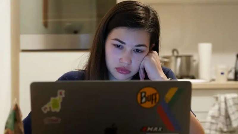 Burnout: Neurocientista revela os hábitos que ajudam a combater o esgotamento mental SGOTAMENTO DERIVADO DA ANSIEDADE PODE PREJUDICAR A SUA SAÚDE FÍSICA E MENTAL, MAS MUDAR ALGUNS HÁBITOS E ADICIONAR SUPLEMENTOS PODEM AJUDAR. VEJA COMO:
O Burnout é uma síndrome caracterizada pelo esgotamento
