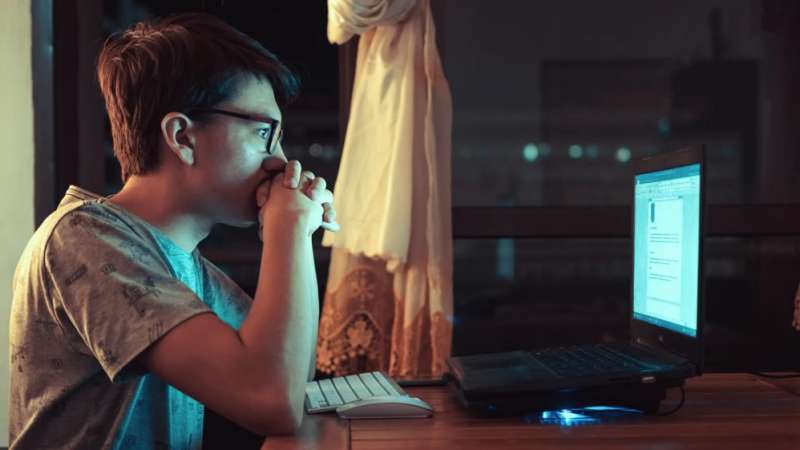 Estudo revela que redes sociais, uso indiscriminado das telas e games, levam crianças e jovens a falta de empatia. Como PhD em neurociências, tenho focado e desenvolvido os meu estudos em como como a tecnologia e o mundo digital podem afetar as crianças e jovens, tanto no seu comportamento como no seu desenvolvimento. Muitas pessoas dizem: