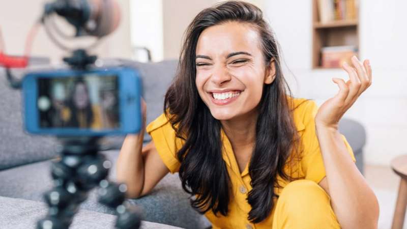 Os efeitos da positividade tóxica no trabalho ou escola: Ignorar os riscos! Apesar de todos os benefícios que otimismo pode trazer as nossas vidas, e como os pensamentos positivos são capazes de liberar os neurotransmissores que causam euforia, recompensa e satisfação, é preciso estar