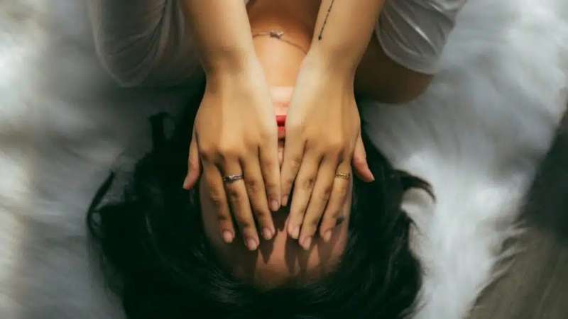 A falta de sono afeta o cérebro e causa aumento da ansiedade, diz estudo Todo mundo sabe que dormir é de extrema importância para o bem estar do ser humano. Mas, será que temos noção do quando não dormir pode ser prejudicial à nossa saúde?
A privação