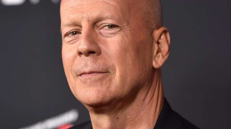 Bruce Willis: Demência do ator não tem cura, mas já dava sinais, aponta neurocientista O astro de hollywood foi diagnosticado recentemente com demência frontotemporal