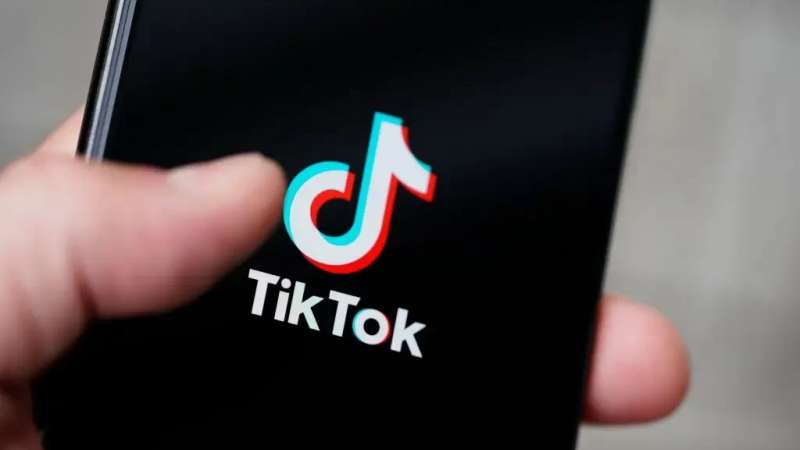 Tik Tok: Adolescentes só poderão usar o aplicativo por 60 minutos. Neurocientista explica como medida impacta jovens O Tik Tok anunciou por meio de um comunicado oficial algumas medidas para limitar o uso do aplicativo por adolescentes, uma das principais impede que menores de 18 anos usem a rede social por mais de 60 minutos, após atingir o limite, uma