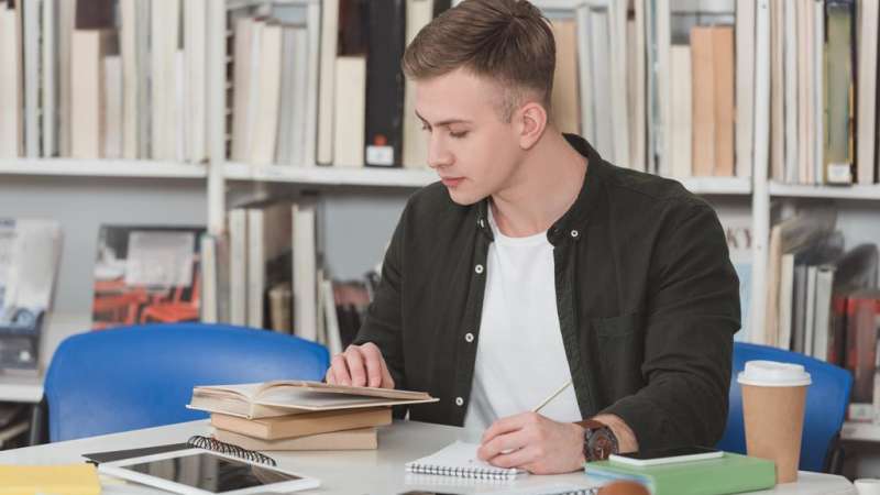 Curiosidades no aprendizado de uma nova língua em pessoas de alto QI O aprendizado de uma nova língua não é uma tarefa fácil, por isso, é geralmente dividida em uma série de etapas como compreensão verbal, pronúncia, escuta, escrita, entre outras, que costumam