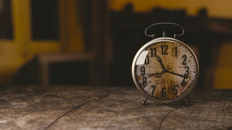 O tempo está passando… Mas não estamos percebendo O tempo foi, e ainda é, razão de muitas pesquisas e questões científicas, mas até o momento ele continua sendo uma força constante e imutável. Mas apesar de ser tão fixo, por que ele parece