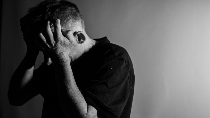 Suicídio pode ter raízes genéticas? Estudo indica que sim O suicído é uma situação extrema onde problemas de saúde mental chegam ao seu ápice. De acordo com a OMS - Organização Mundial da Saúde - mais de 700 mil pessoas morrem anualmente